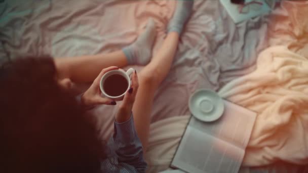 Красивая брюнетка женщина в утренней кровати с книгами и кофе — стоковое видео