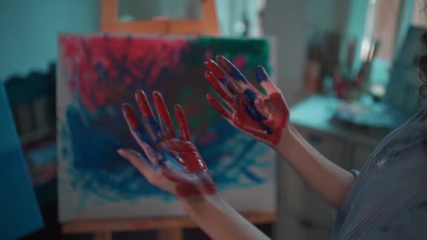 Junge schöne Frau zeichnet abstraktes Bild mit den Fingern — Stockvideo