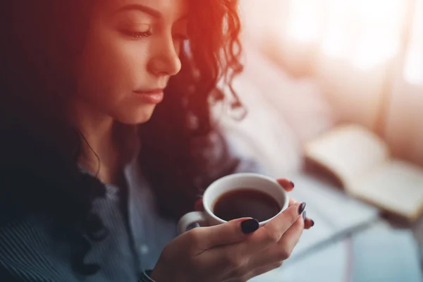 Bella donna bruna nel letto del mattino con libri e caffè — Foto Stock