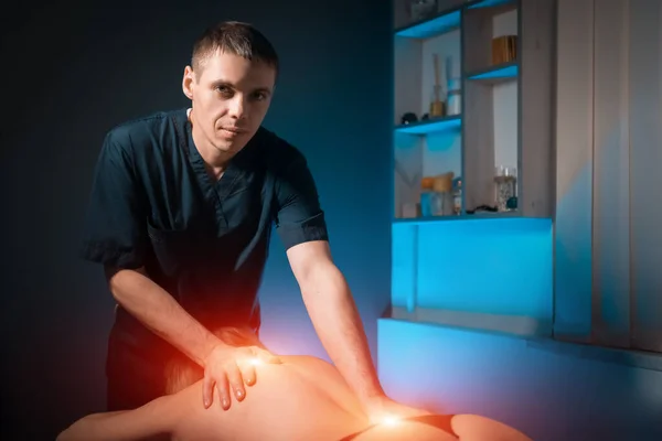 Masseur making healing practice for woman spine — Stock Photo, Image