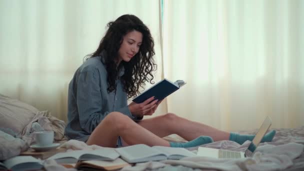 Красивая брюнетка женщина в утренней кровати с книгами и кофе — стоковое видео
