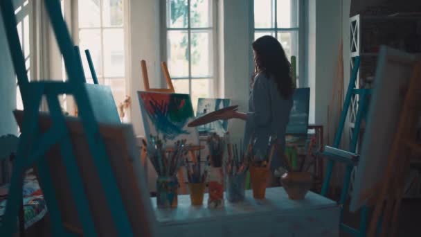 Mujer artista pintar con pinceles y tinte al óleo — Vídeo de stock