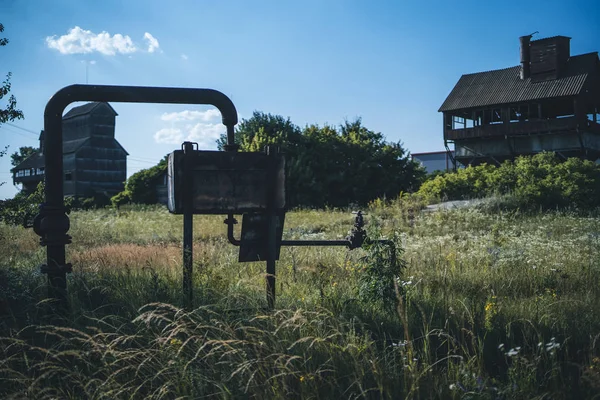 Edifício industrial abandonado e destruído no campo de verão — Fotografia de Stock