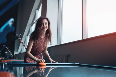 Güzel esmer kadın arkadaşıyla hokey oynuyor.