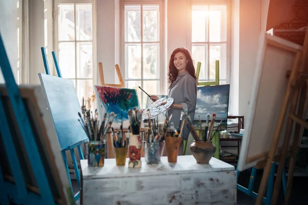 Mulher artista pintar com escovas e tintura de óleo — Fotografia de Stock