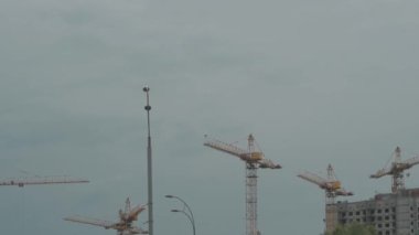 Vinçler ve modern canlı binaların inşaatı