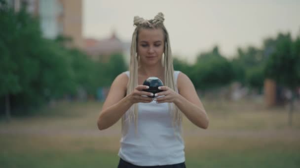 Hembra feliz y tiene respuesta positiva con magia bola ocho — Vídeo de stock