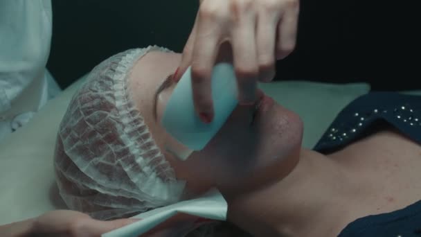 Kosmetolog czysta kobieta twarz z ultradźwiękowym sprzętem oczyszczającym — Wideo stockowe