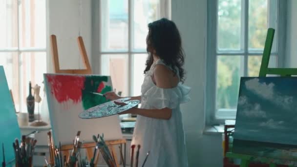 Ζωγραφική γυναίκα καλλιτέχνης με βούρτσες και βαφή πετρελαίου — Αρχείο Βίντεο