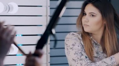 kıvırma demir ile sevimli esmer kadın düz saç