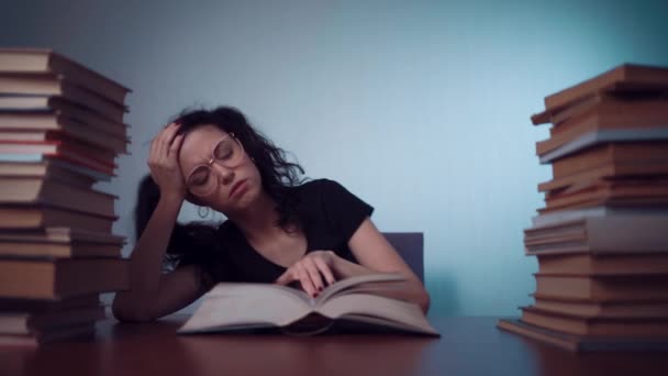 Молодая школьница устала и утомлена чтением книг и работой по дому — стоковое видео
