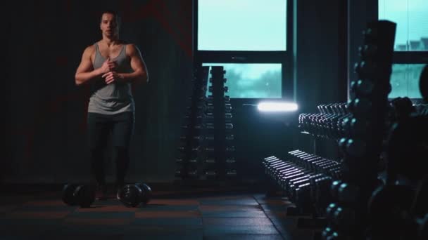 Atletische man met perfecte romptraining met halters in de sportschool — Stockvideo