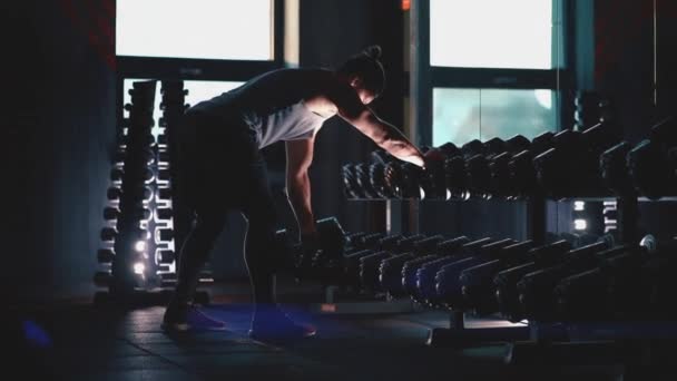 Atlético homem com perfeito torso exercitando com halteres no ginásio — Vídeo de Stock