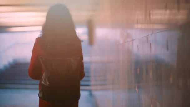 Одинокая взрослая кудрявая женщина, идущая в метро — стоковое видео