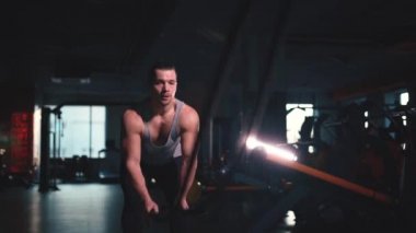 Modern spor salonunda atletizm sporu yapan çekici bir erkek.