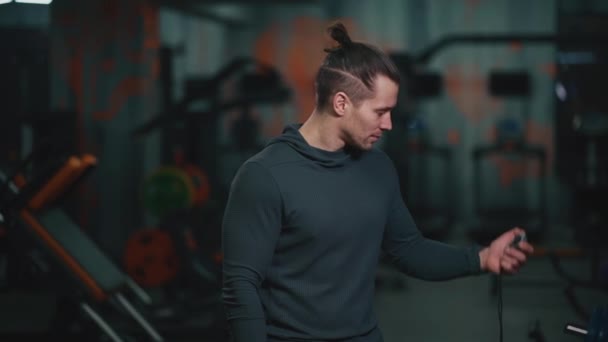 Entrenador personal con cronómetro en el gimnasio moderno — Vídeos de Stock