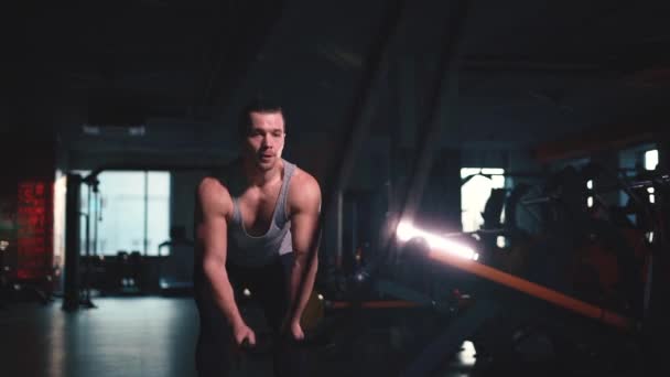 Vonzó sportos fitness férfi gyakorló kötelek a modern tornateremben — Stock videók