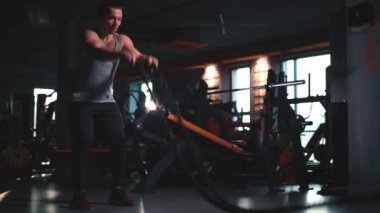 Modern spor salonunda atletizm sporu yapan çekici bir erkek.