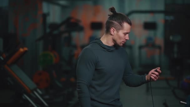 Entrenador personal con cronómetro en el gimnasio moderno — Vídeos de Stock