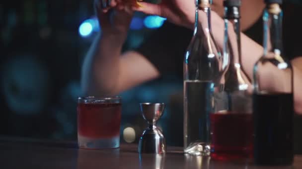 Barkeeper mixt klassischen Negroni-Cocktail mit Rum und Eis — Stockvideo