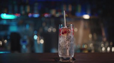 Barmen modern cin tonik kokteylini buzla karıştırıyor.