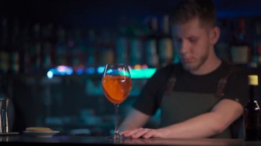 Barmen gece kulübünde aperol sprey kokteyli hazırlıyor.