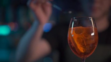 Barmen gece kulübünde aperol sprey kokteyli hazırlıyor.