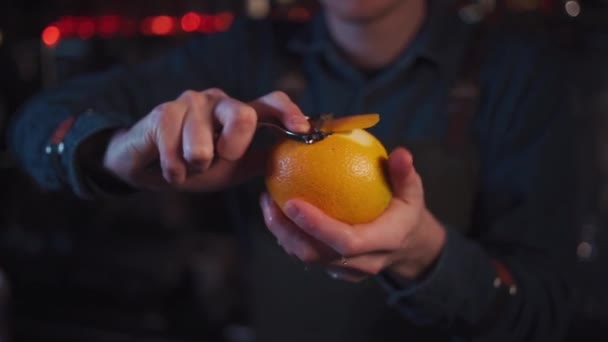 Camarero pelando fruta naranja para cóctel a la antigua — Vídeo de stock