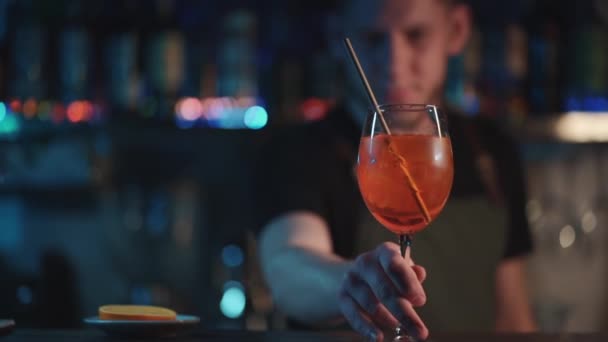 Bartender mixing aperol spritz cocktail in night club — Stock Video