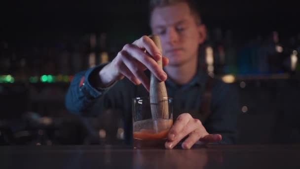 Bartender preparar tradicional coquetel à moda antiga com uísque e laranja — Vídeo de Stock