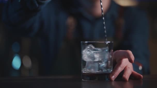 Barkeeper bereitet weißen russischen Cocktail in Nachtclub vor — Stockvideo