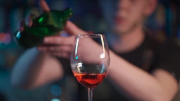 Бармен змішування коктейлю з апертурою Скритца в нічному клубі — стокове відео