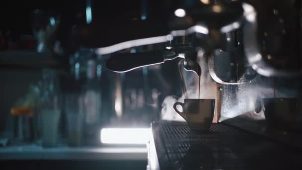 Бариста делает горячий черный эспрессо в кофемашине — стоковое видео
