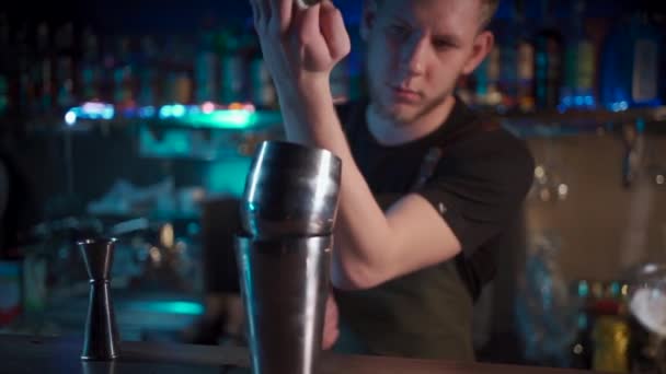 Хипстер-бариста готовит роскошный коктейль эспрессо-мартини в ночном клубе — стоковое видео