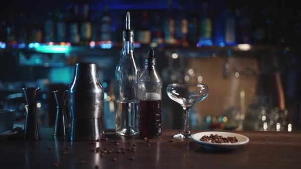 Składniki zestaw do luksusowego koktajlu espresso martini w klubie nocnym — Wideo stockowe