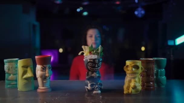 Ung kvinna dricker exotisk cocktail på nattklubb på fest — Stockvideo