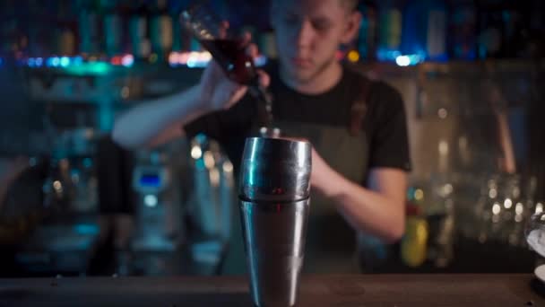 Hipster barista bereidt luxe espresso martini cocktail in nachtclub — Stockvideo