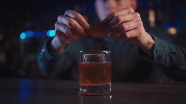 Bartender förbereda traditionella gammaldags cocktail med whisky och apelsin — Stockvideo