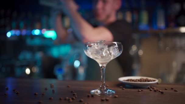 Hipster barista προετοιμασία πολυτελές espresso martini κοκτέιλ στο νυχτερινό κέντρο — Αρχείο Βίντεο