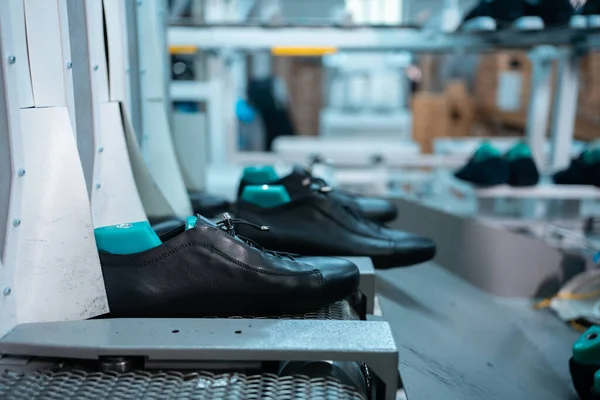 Moderna linea di macchine automatiche sulla fabbrica di scarpe — Foto Stock