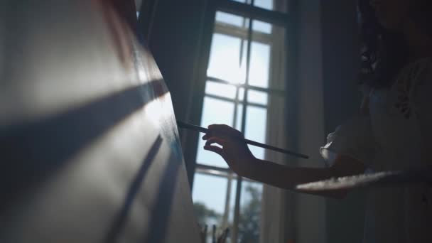 Mulher artista pintar por janela com escovas e tintura de óleo — Vídeo de Stock