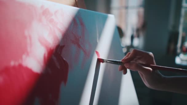 Mujer artista pintar con pinceles y tinte al óleo — Vídeos de Stock