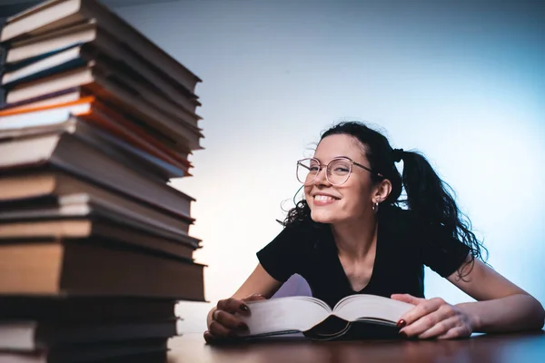 Junges Mädchen liest sehr interessantes Buch zu Hause — Stockfoto