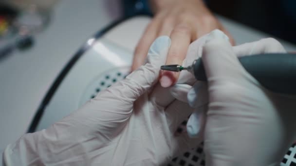 Profesjonalny mistrz polerowania paznokci w salonie manicure — Wideo stockowe
