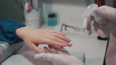 Manikür sanatçısı kuaförde dişiye el ve tırnak sterilize etti