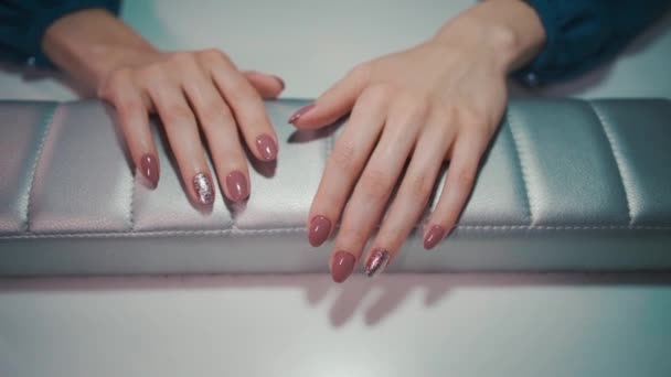 Artista de manicura hizo esmalte de uñas con cepillo y herramientas — Vídeos de Stock