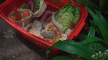 Çevre dostu ve yeniden kullanılabilir sıfır atık pamuk torbaları sepette