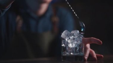 Gece kulübünde beyaz Rus kokteyli hazırlayan barmen.