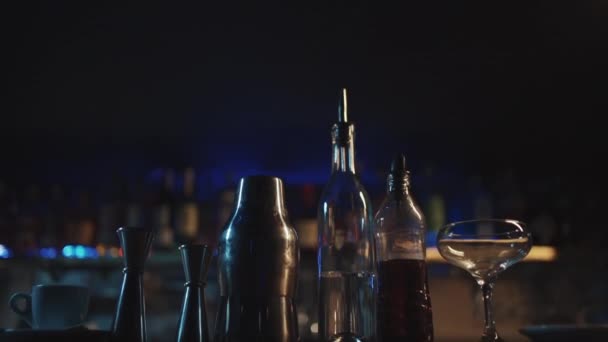 Ингредиенты для роскошного коктейля эспрессо мартини в ночном клубе — стоковое видео