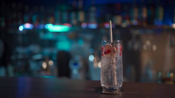 Camarero mezcla moderno gin tonic cóctel con hielo — Vídeo de stock
